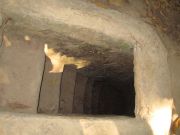 Chu Chin tunnelit, pienestä aukosta sisään ahtaisiin tunneleihin